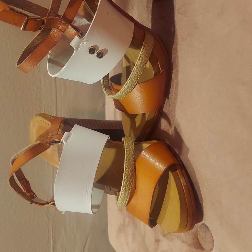 Am selling a two color, brown and white chunky heel sandal